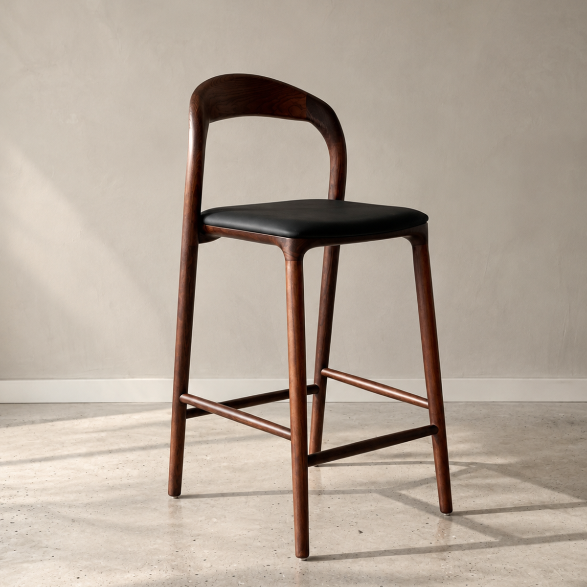 Ami barkruk - Walnut - Zwart leer