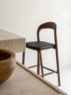 Ami barkruk - Walnut - Zwart leer