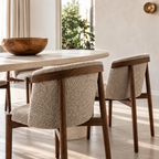 Miro eetkamerstoelen walnoot met boucle aan eettafel