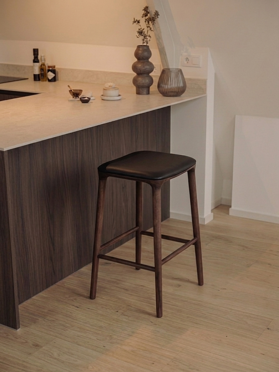 Yume barkruk - Zwart leer - Walnut