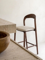 Ami barkruk - Walnut - Stoffen zitting