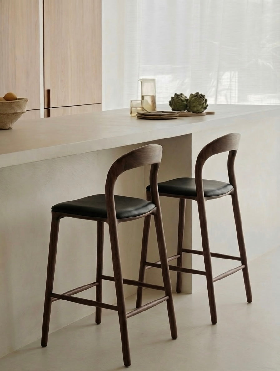 Ami barkruk - Walnut - Zwart leer
