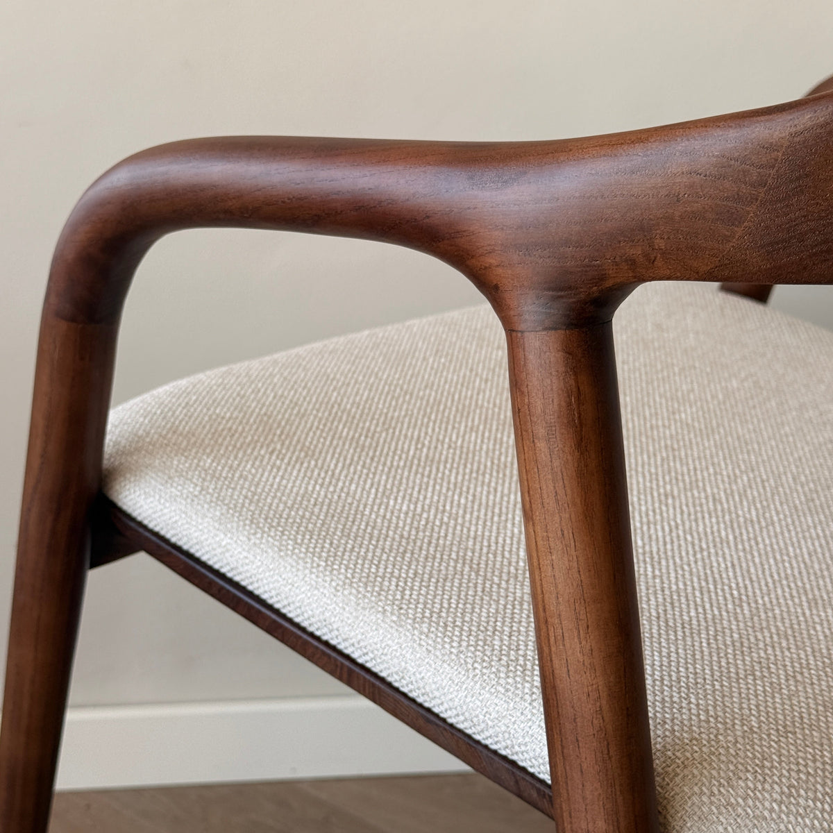 Ami eetkamerstoel - Walnut - Stoffen zitting