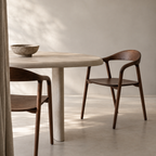 Ami eetkamerstoelen walnoot met houten zitting aan ronde eettafel