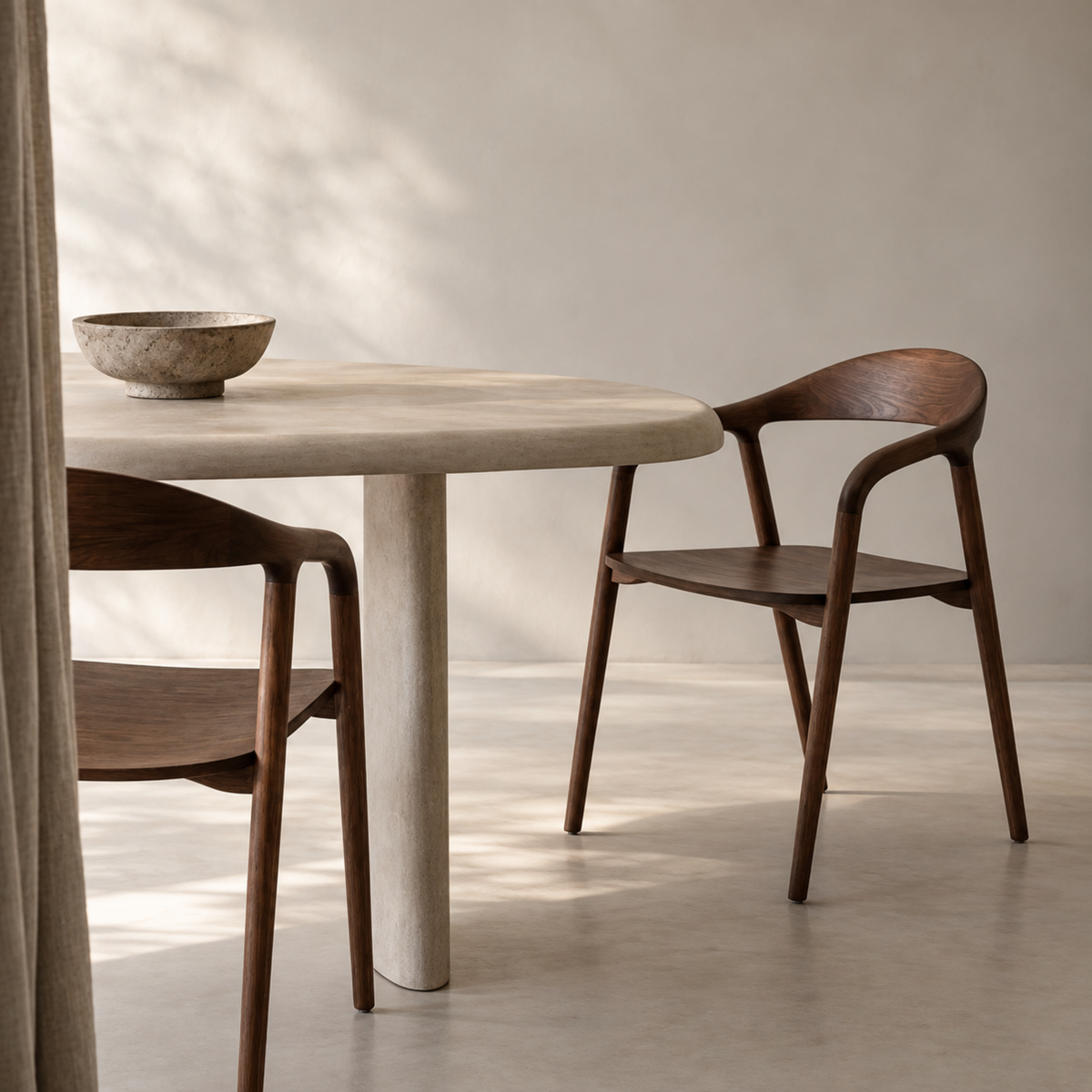 Ami eetkamerstoelen walnoot met houten zitting aan ronde eettafel