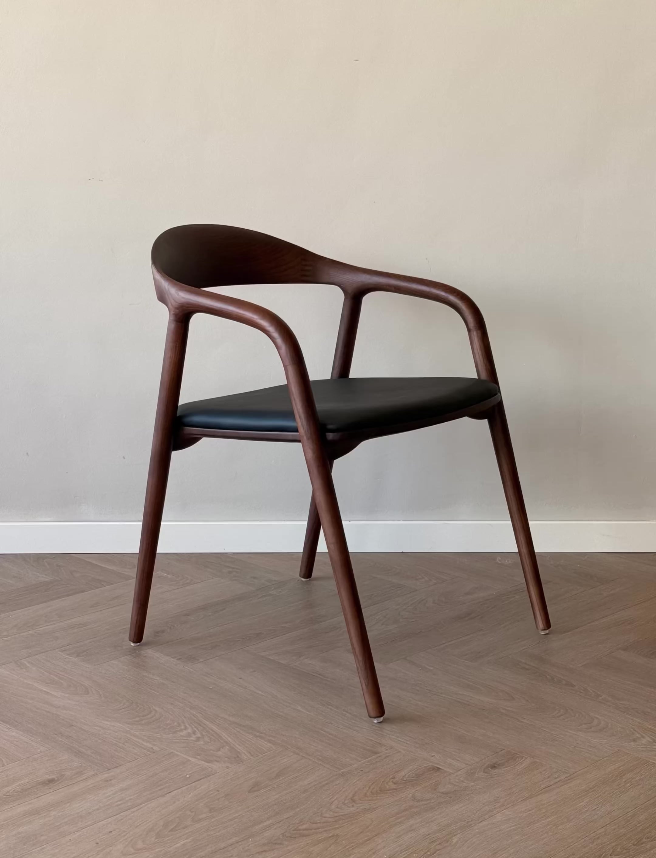 Ami eetkamerstoel - Walnut - Zwart leer