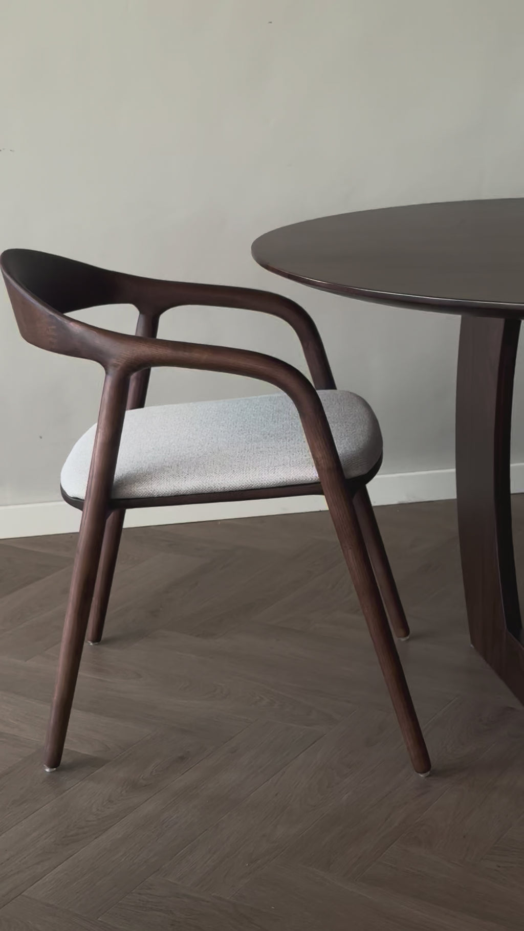 Ami eetkamerstoel - Walnut - Stoffen zitting