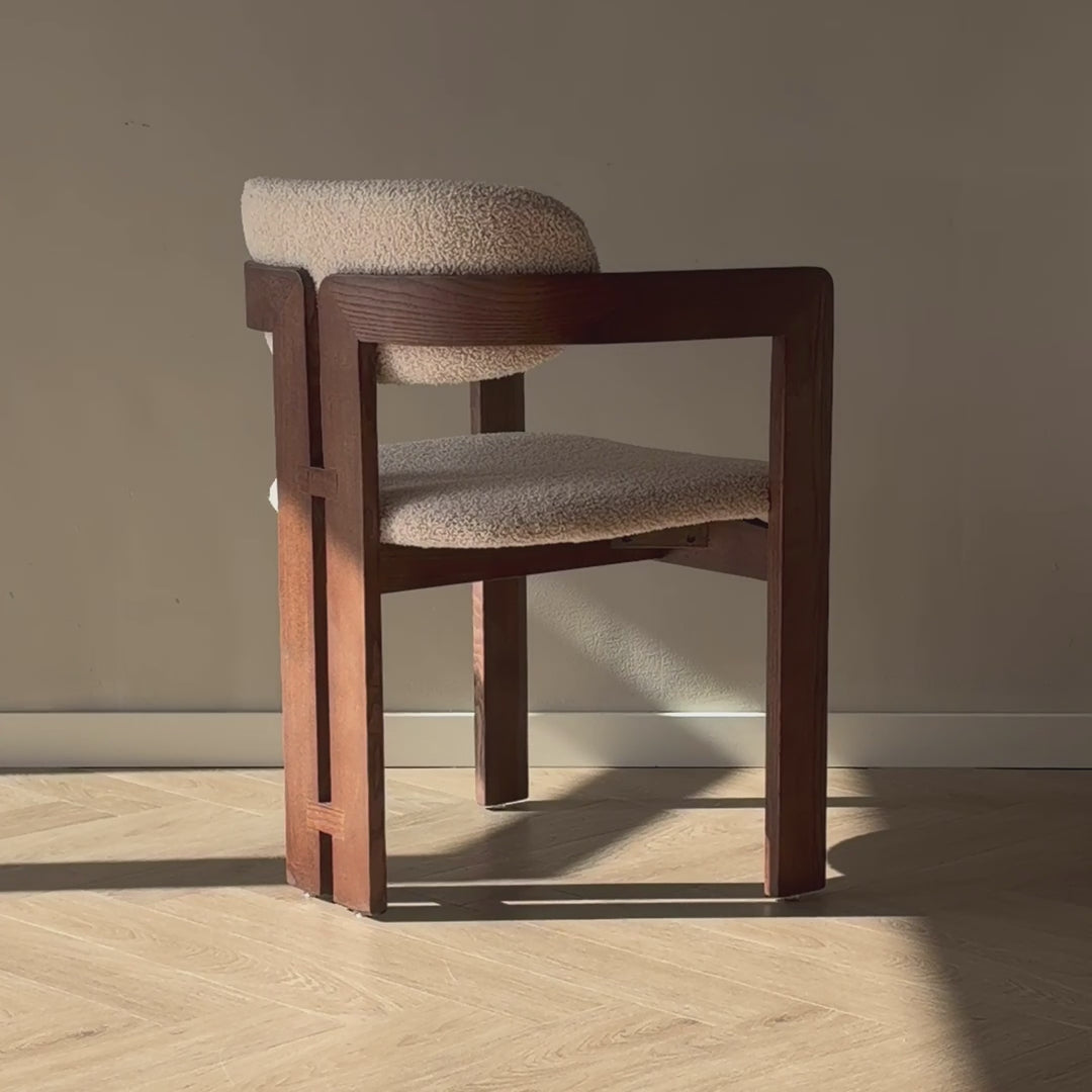 Video Maja eetkamerstoel walnoot met boucle