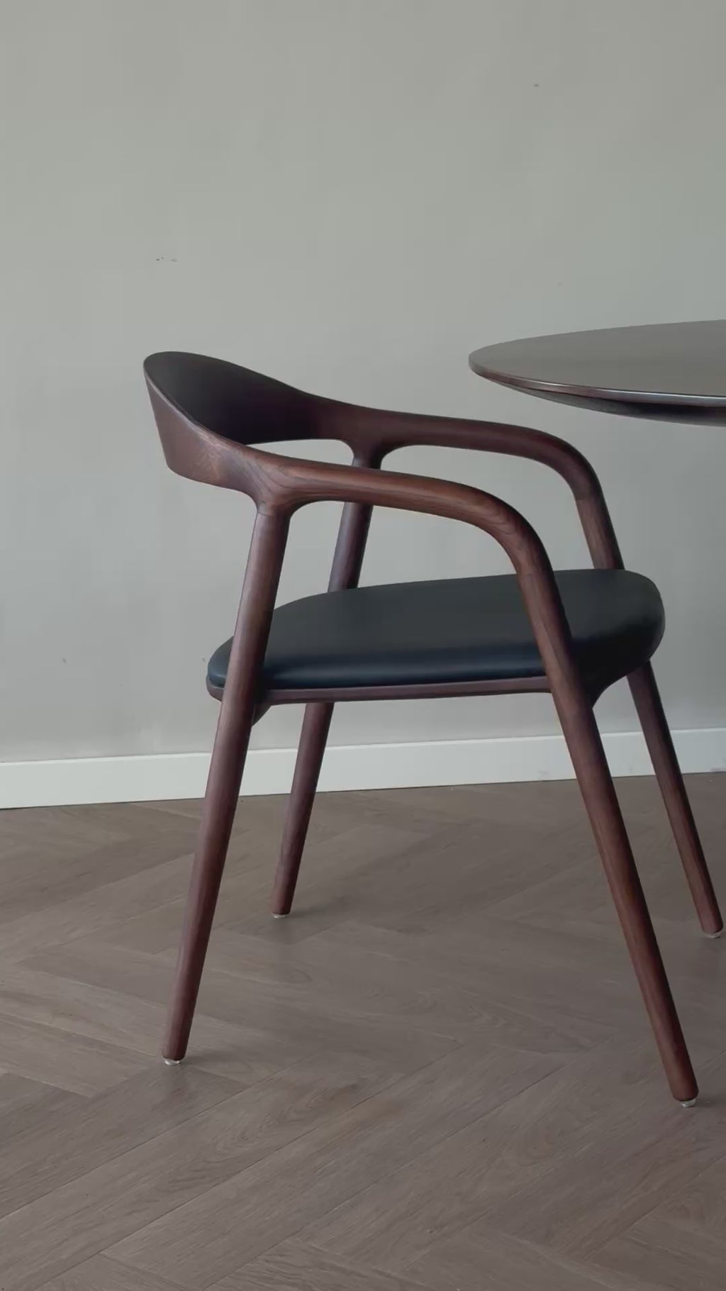Ami eetkamerstoel - Walnut - Zwart leer