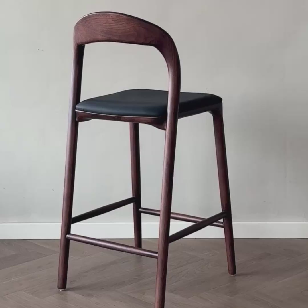 Ami barkruk - Walnut - Zwart leer