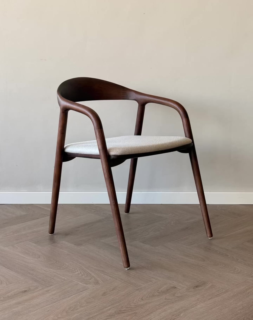 Ami eetkamerstoel - Walnut - Stoffen zitting