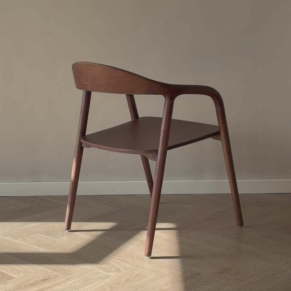 Video Ami eetkamerstoel walnoot met houten zitting