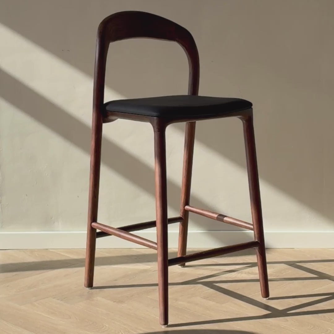 Video Ami barkruk walnoot met zwart leer