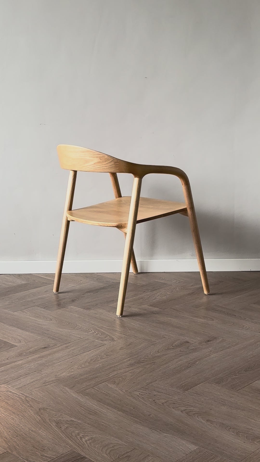 Video Ami eetkamerstoel naturel eiken met houten zitting