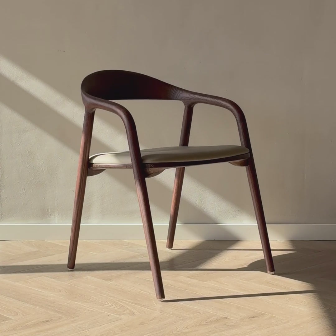 Video Ami eetkamerstoel walnoot met beige leer